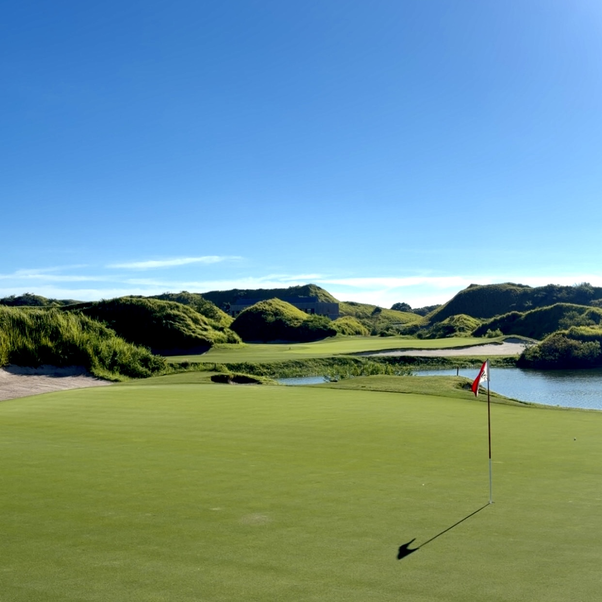 A par-3 green beside the water at Streamsong